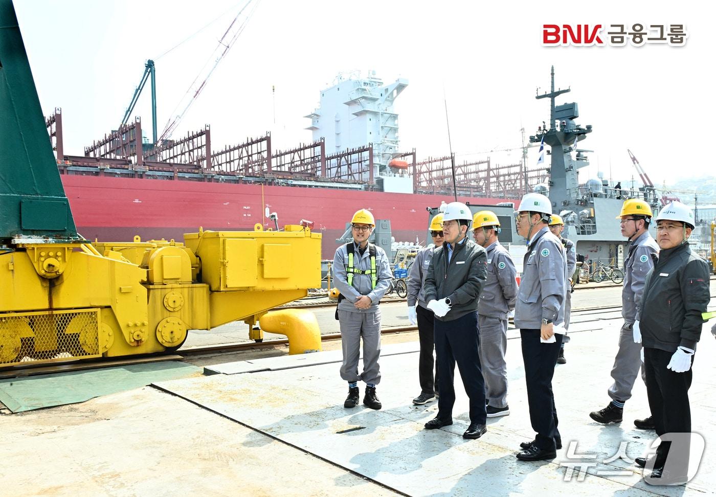 본문 이미지 - 빈대인 BNK금융그룹 회장이 27일 HJ중공업을 찾아 조선 산업 현장을 둘러보는 모습 (BNK금융그룹 제공. 재판매 및 DB금지)