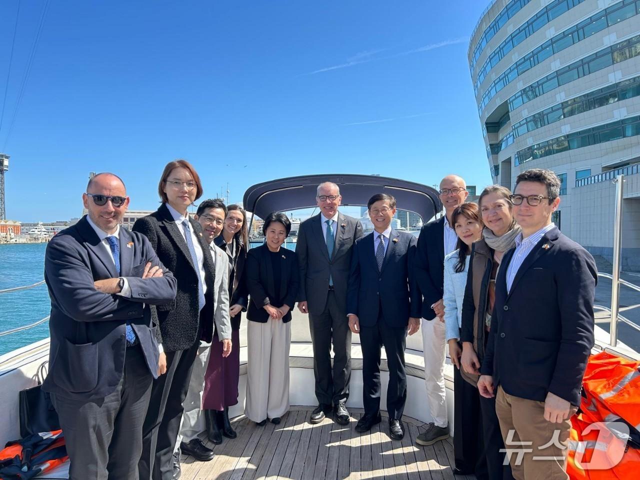본문 이미지 - 송상근 사장 등 BPA 대표단이 현지 시각 기준 지난 26일 협약을 체결한 후 바르셀로나 항을 시찰하는 모습 (BPA 제공. 재판매 및 DB금지)
