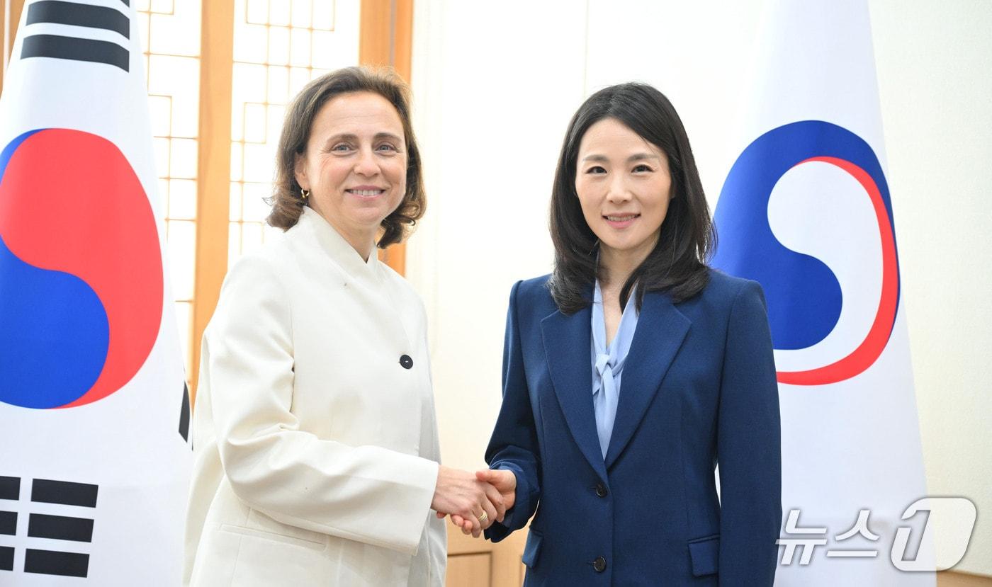 본문 이미지 -  김진아 외교부 2차관이 27일 서울에서 벨렌 마르티네즈 카르보넬 유럽연합(EU) 대외관계청 사무총장과 면담을 갖고 있다. 2026.03.27. (외교부 제공)