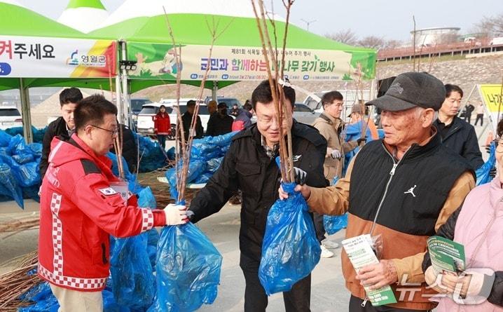 본문 이미지 - 강원 영월군·영월군산림조합·강원일보가 27일 영월읍 일원에서 제81회 식목일을 기념하며 '군민과 함께하는 내 나무 갖기' 행사와 '희망의 나무심기' 행사를 열었다. (영월군 제공. 재판매 및 DB금지) 2026.3.27/뉴스1