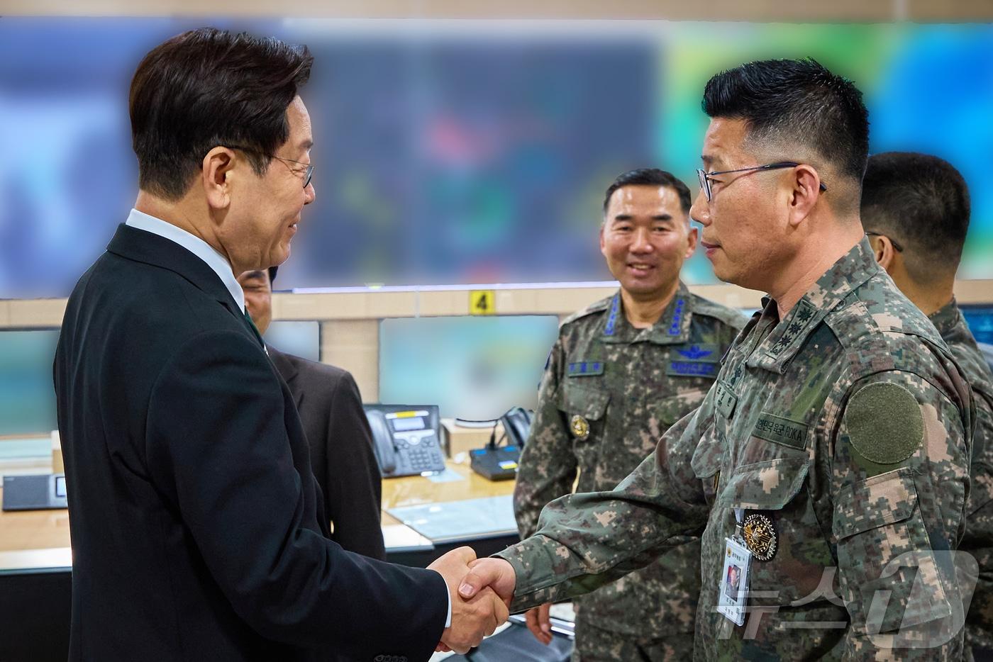 본문 이미지 - 이재명 대통령이 지난 3월 27일 서울 용산구 국방부에서 열린 전군 주요 지휘관 회의를 마친 뒤 지휘통제실을 찾아 조성현 대령과 악수하고 있다.  (청와대 제공. 재판매 및 DB 금지) 2026.3.27 ⓒ 뉴스1 허경 기자