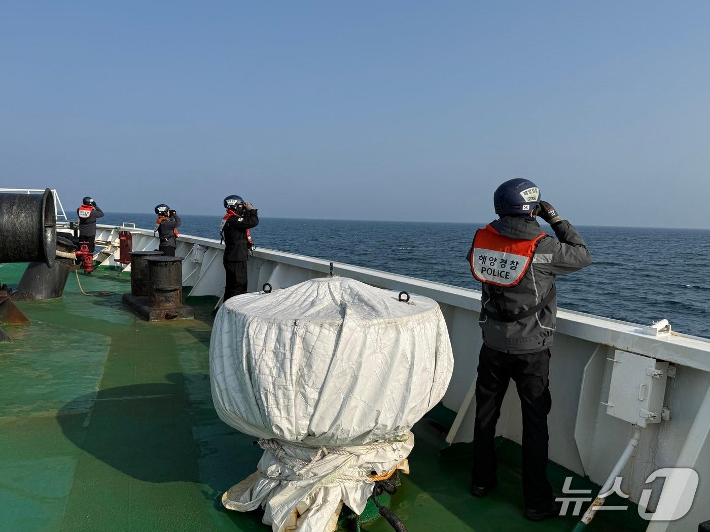 본문 이미지 - 동해해경이 27일 독도 북동쪽 194㎞ 해상에서 조업 중 추락한 외국인 선원을 찾기 위해 수색하고 있다.(동해해경 제공, 재판매 및 DB 금지) 2026.3.27/뉴스1