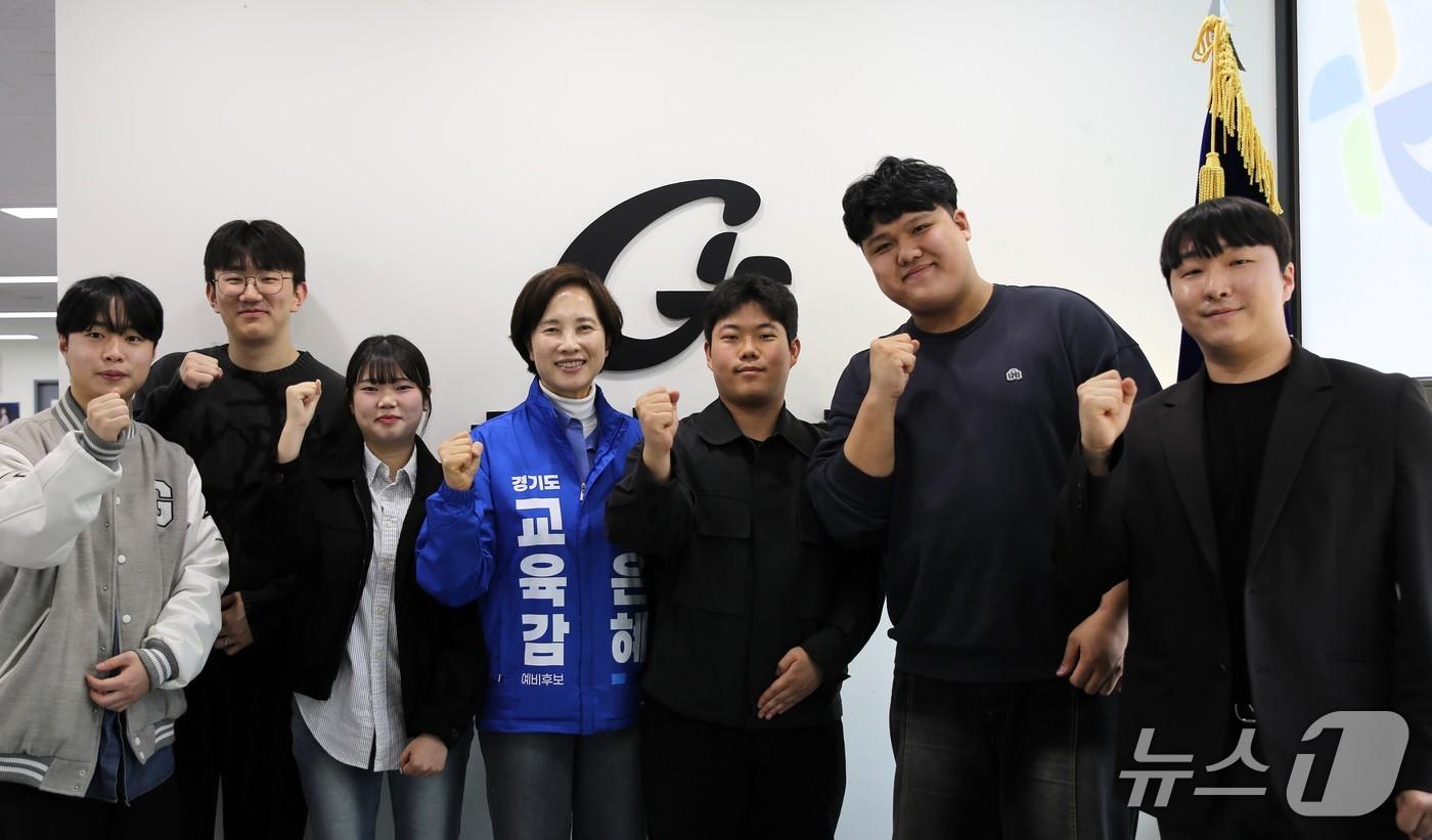 본문 이미지 -  유은혜 예비후보가 가천대 학생들과 간담회를 갖고 기념촬영을 하고 있다.(유은혜 선거사무소 제공)