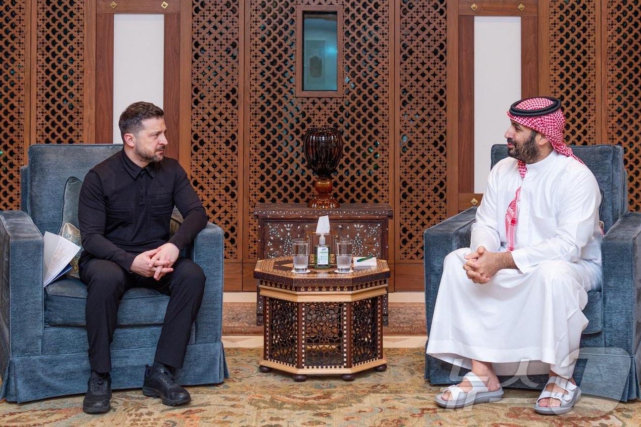 본문 이미지 - 회담하는 볼로디미르 젤렌스키 우크라이나 대통령(왼쪽)과 무함마드 빈살만 사우디 왕세자. 2026.03.27 ⓒ AFP=뉴스1