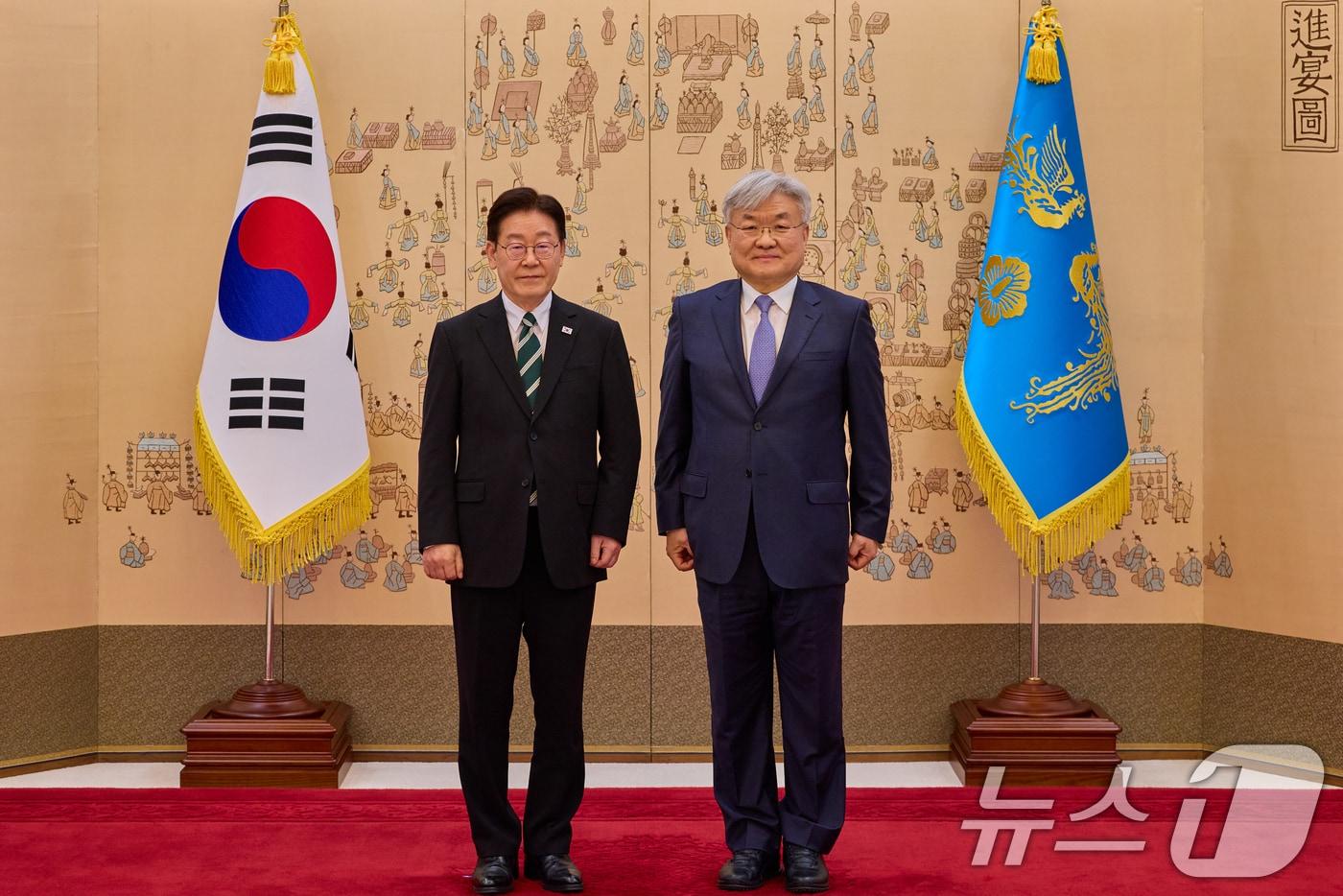 본문 이미지 - 이재명 대통령이 27일 청와대에서 열린 임명장 및 위촉장 수여식에서 이경수 국가과학기술자문회의 부의장에게 위촉장을 수여한 뒤 기념촬영을 하고 있다. (청와대 제공. 재판매 및 DB 금지) 2026.3.27 ⓒ 뉴스1 허경 기자