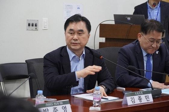 본문 이미지 - 김종민 국회의원(왼쪽). / 김 의원 페이스북 캡처