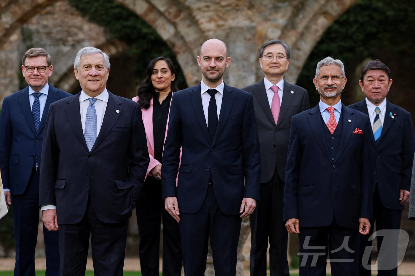 본문 이미지 - 조현 외교부 장관이 27일(현지 시간) 프랑스 파리 인근 세르네라빌 보드세르네 수도원에서 열린 주요 7개국(G7) 외교장관회의에 참석한 각국 외교장관들과 기념촬영을 하고 있다. 요한 바데풀(왼쪽부터) 독일 외교장관, 안토니오 타야니 이탈리아 외교장관, 아니타 아난드 캐나다 외교장관, 장노엘 바로 프랑스 외교장관, 조현 한국 외교부 장관, 수브라마냠 자이샨카르 인도 외교장관, 모테기 도시미쓰 일본 외무상 2026.3.27ⓒ 로이터=뉴스1