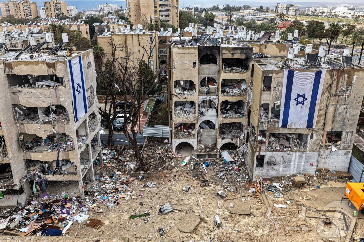 본문 이미지 - 이스라엘 남부 아라드의 이란 미사일 공습으로 훼손된 건물. 2026.03.26. ⓒ 로이터=뉴스1