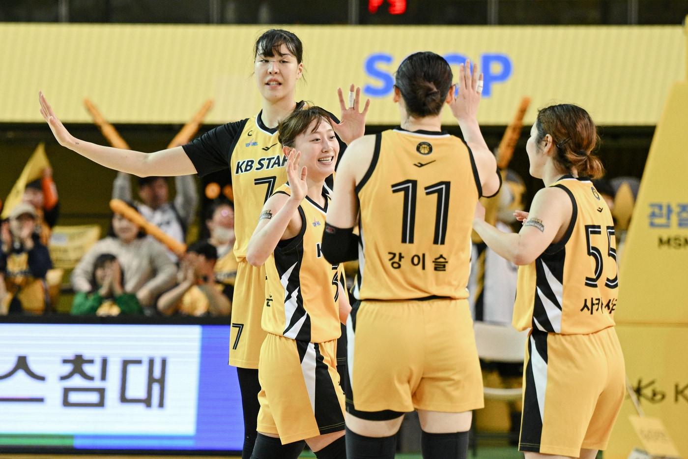 본문 이미지 - 청주 KB스타즈가 27일 충북 청주체육관에서 열린 2025-26 여자프로농구 용인 삼성생명전에서 승리했다. (WKBL 제공)