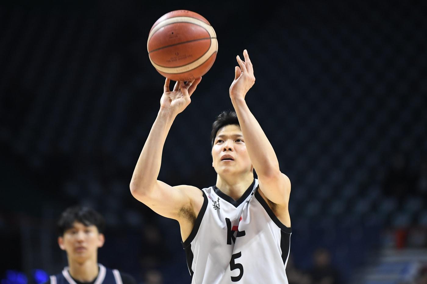 본문 이미지 - 수원 KT 김선형이 27일 열린 2025-26 프로농구 부산 KCC와 원정 경기에서 14점을 기록하며 팀의 84-79 승리를 이끌었다. (KBL 제공)