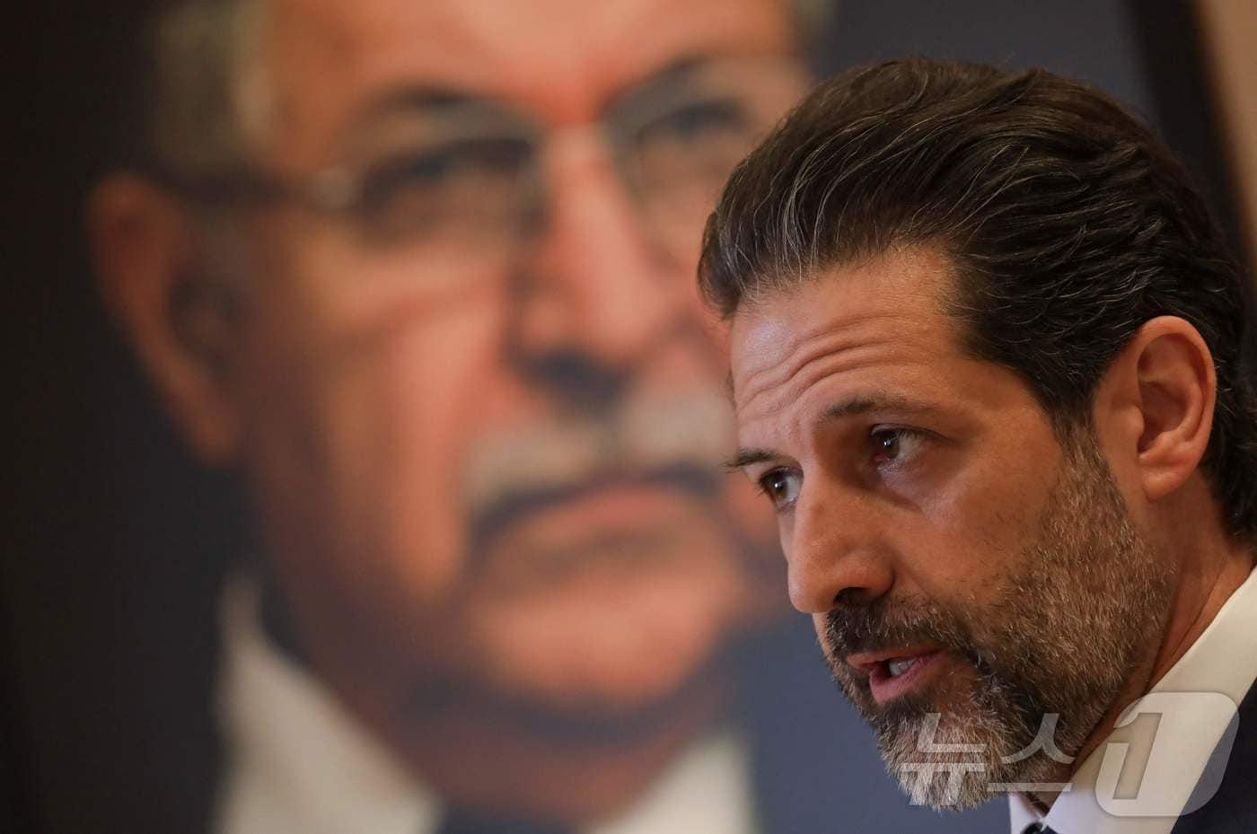 본문 이미지 - 이라크 쿠르디스탄 자치정부(KRG) 쿠바드 탈라바니 부총리가 27일(현지시간) 이라크 술라이마니야의 집무실에서 AFP와 인터뷰하고 있다. 탈라바니 부총리는 미군이 이라크 북부 지역에 주둔 중인 이란 반(反)정부 쿠르드 세력에게 무기를 제공하고 있지 않다고 밝혔다. 2026.03.27. ⓒ AFP=뉴스1