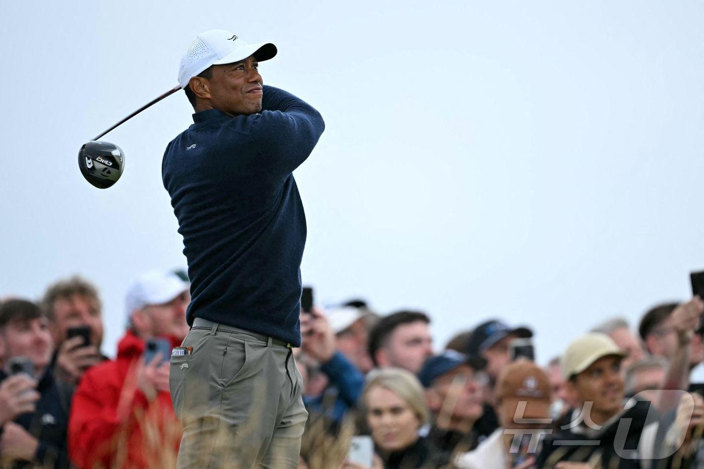본문 이미지 - 미국 프로골퍼 타이거 우즈가 2024년 스코틀랜드에서 열린 '디오픈'에서 티샷을 하고 있다. ⓒ AFP=뉴스1