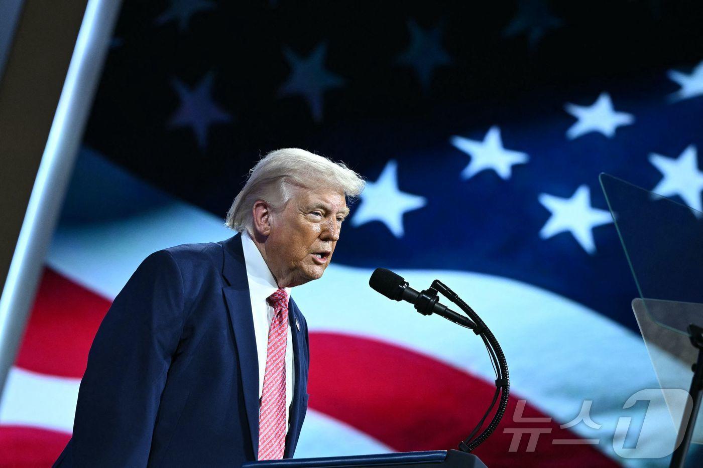 본문 이미지 - 도널드 트럼프 미국 대통령이 27일(현지시간) 플로리다주 마이애미 비치의 파에나 포럼에서 열린 '미래투자이니셔티브(FII) 정상회의' 행사에서 연설하고 있다. 2026.03.27. ⓒ AFP=뉴스1