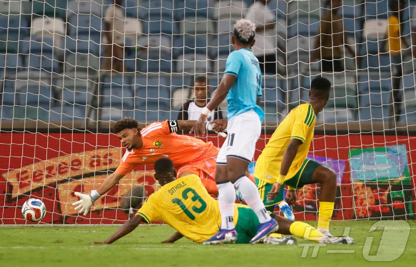 본문 이미지 - 남아프리카공화국이 28일(한국시간) 남아공 더반의 모제스 마비다 스타디움에서 열린 파나와 평가전에서 실점하고 있다. ⓒ 로이터=뉴스1