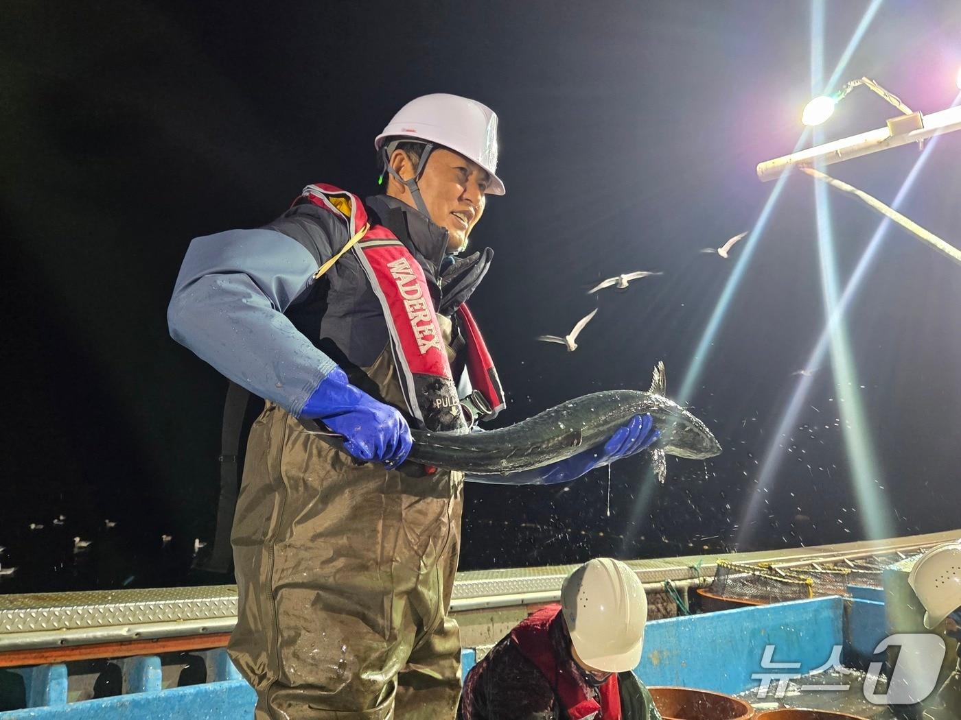 본문 이미지 - 정청래 더불어민주당 대표가 28일 새벽 경북 영덕군에서 조업 현장 체험을 하고 있다. (국회기자단 공동취재) 2026.03.28/뉴스1