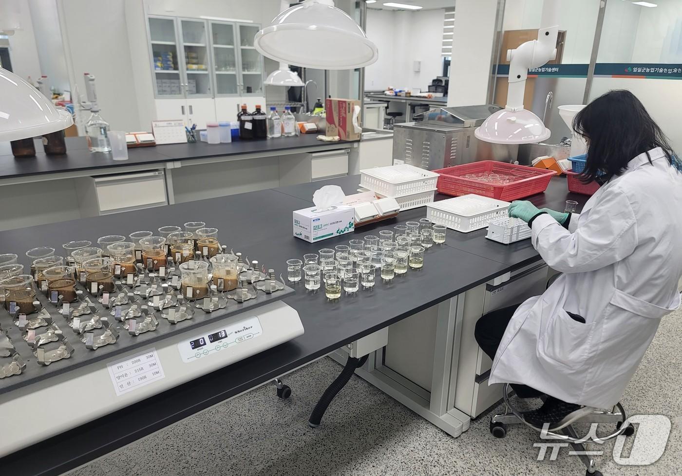 본문 이미지 - 전북 임실군은 공익직불제 이행 점검을 위해 토양 검정을 실시한다.(임실군제공, 재판매 및 DB금지)2026.3.28/뉴스1 