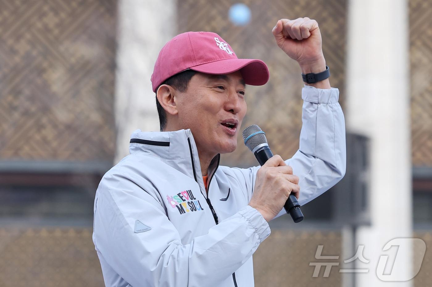 본문 이미지 - 오세훈 서울시장이 28일 서울 종로구 광화문광장에서 열린 2026 서울 유아차 런 행사에서 인사말을 하고 있다. 2026.3.28 ⓒ 뉴스1 김성진 기자