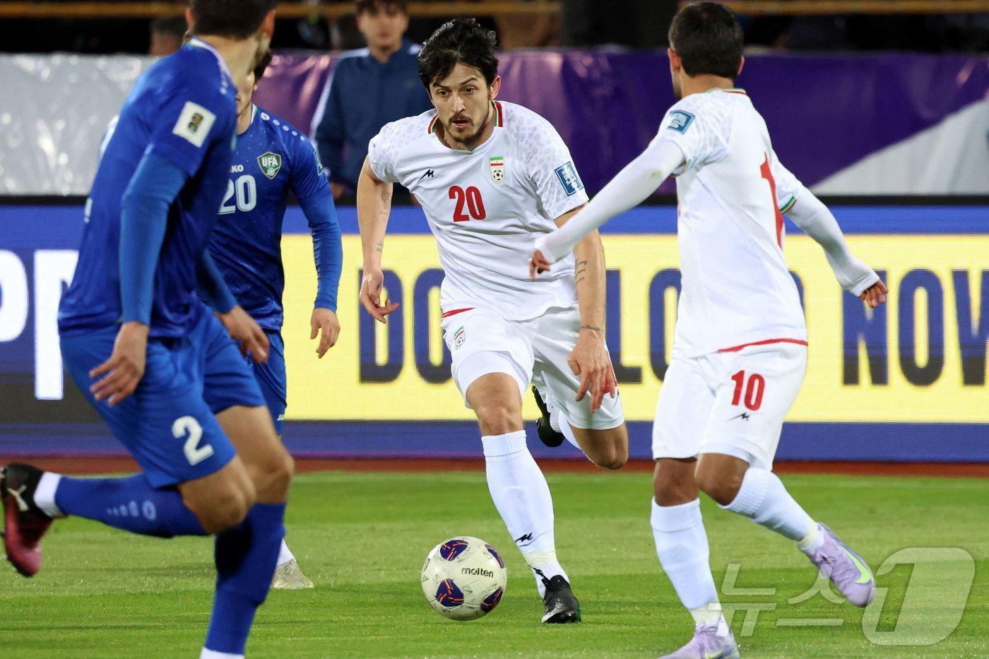 본문 이미지 - 이란 축구대표팀 공격수 사르다르 아즈문. ⓒ AFP=뉴스1