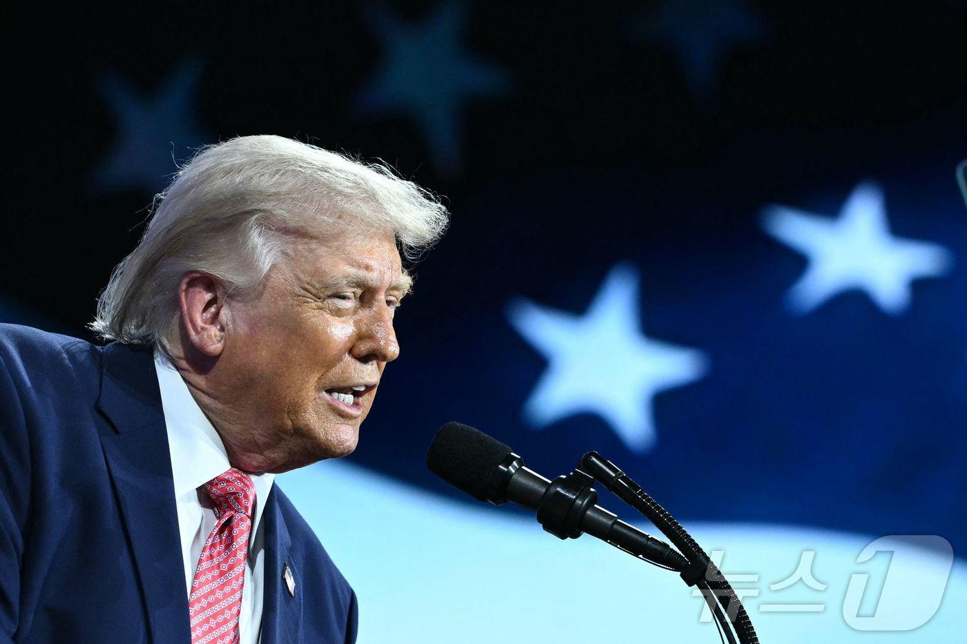 본문 이미지 - 27일(현지시간) 도널드 트럼프 미국 대통령이 플로리다주 마이애미비치의 파에나포럼에서 열린 사우디 국부펀드 주도의 미래 투자 이니셔티브(FII) 서밋에서 연설하고 있다. 2026.03.27 ⓒ AFP=뉴스1