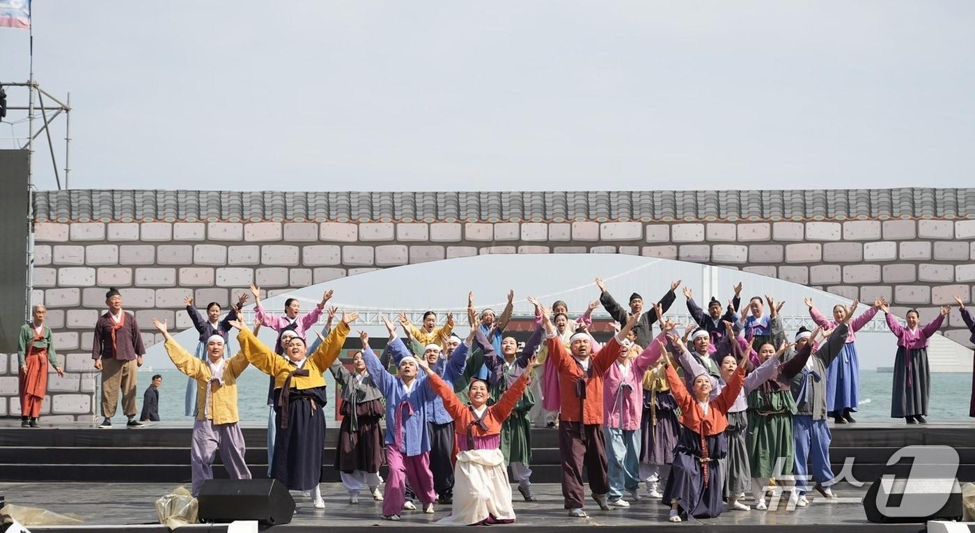 본문 이미지 - 광안리어방축제에서 전통 어촌마을을 현대적으로 재해석한 공연을 선보이는 모습 (부산 수영구 제공. 재판매 및 DB금지)