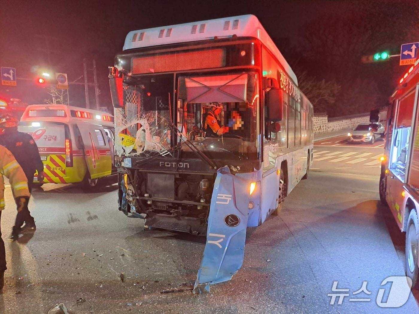 본문 이미지 - 27일 강원 강릉 남문동 사거리 교통사고 현장.(강원도소방본부 제공, 재판매 및 DB 금지) 2026.3.28/뉴스1