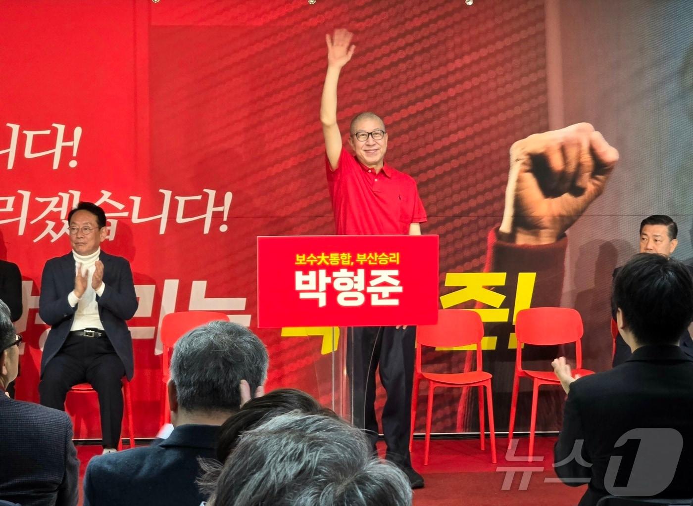 본문 이미지 - 박형준 부산시장이 28일 부산 부산진구 서면 인근에서 열린 부산시장 경선 사무소 개소식에서 참석자들에게 손을 흔들며 인사하고 있다. 2026.3.28 ⓒ 뉴스1 이주현 기자