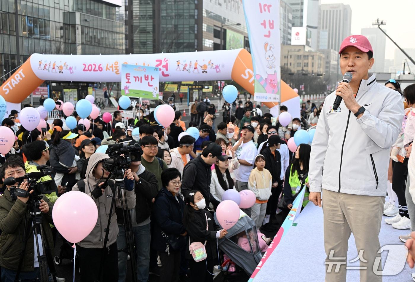 본문 이미지 - 오세훈 서울시장이 28일 '2026 유아차 런' 출발 지점인 광화문광장에서 인사말을 하고 있다.(서울시 제공)