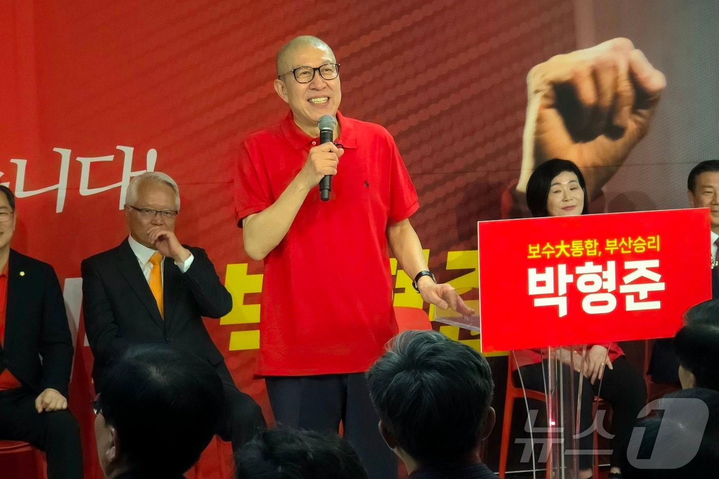 본문 이미지 - 박형준 부산시장이 28일 부산 부산진구 서면 인근에서 열린 부산시장 경선 사무소 개소식에서 인사말을 하고 있다. 2026.3.28 ⓒ 뉴스1 이주현 기자