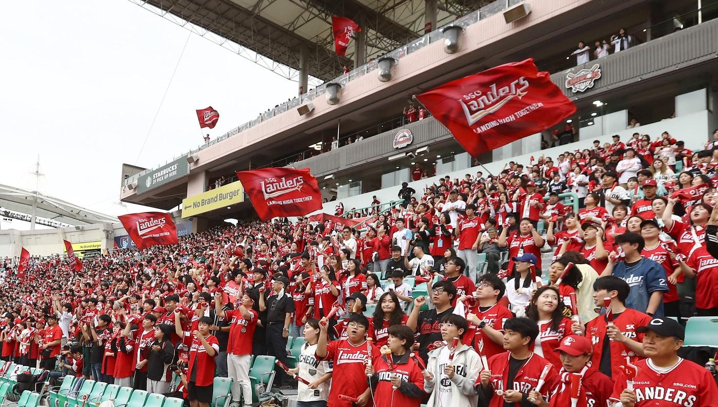 본문 이미지 - SSG 랜더스가 4년 연속 개막전 만원 관중을 기록했다. (SSG 제공)