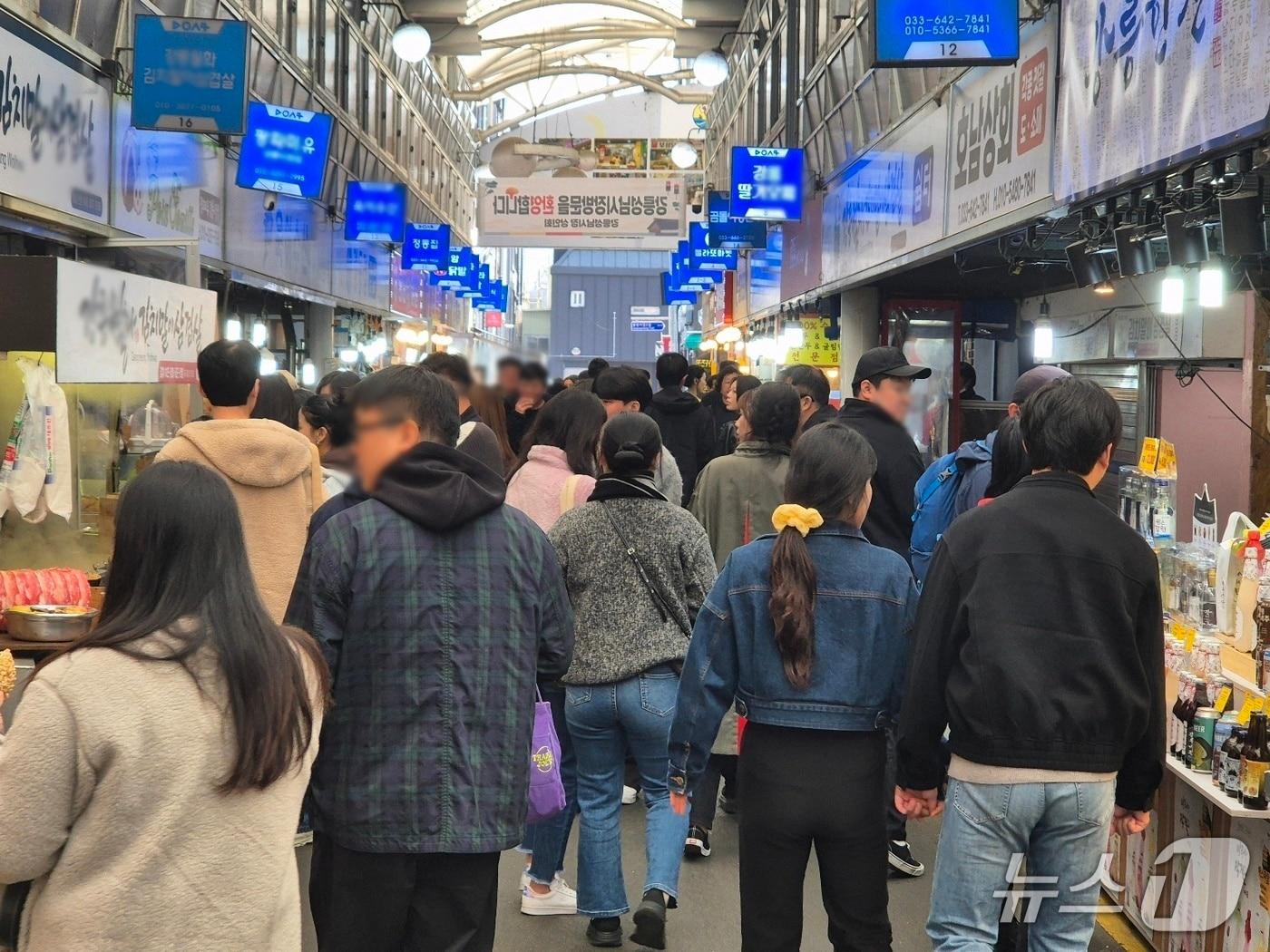 본문 이미지 - 28일 강원 강릉 대표 전통시장 강릉중앙·성남시장이 나들이객으로 북적이고 있다. 2026.3.28/뉴스1 윤왕근 기자