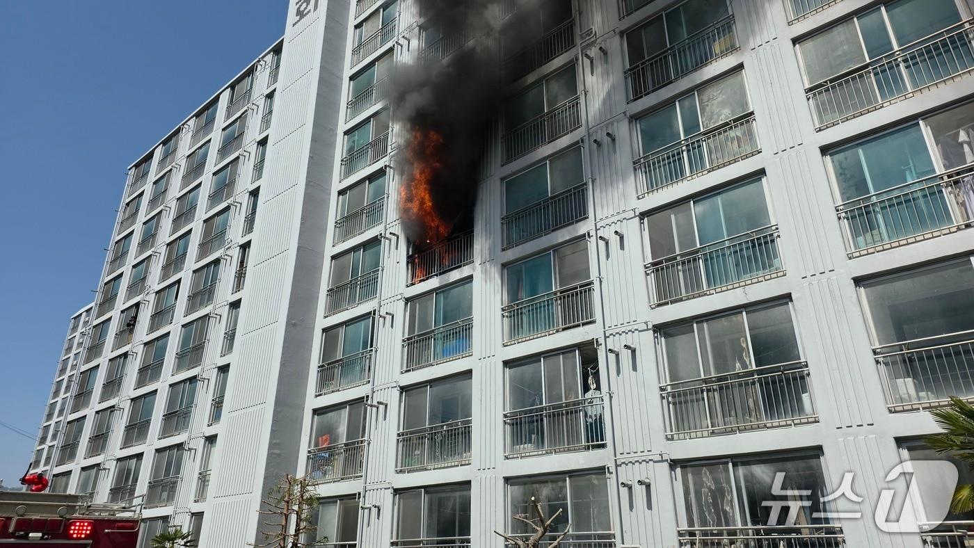 본문 이미지 - 강진군 아파트 화재 모습.(전남소방 제공. 재판매 및 DB금지)2026.3.28/뉴스1