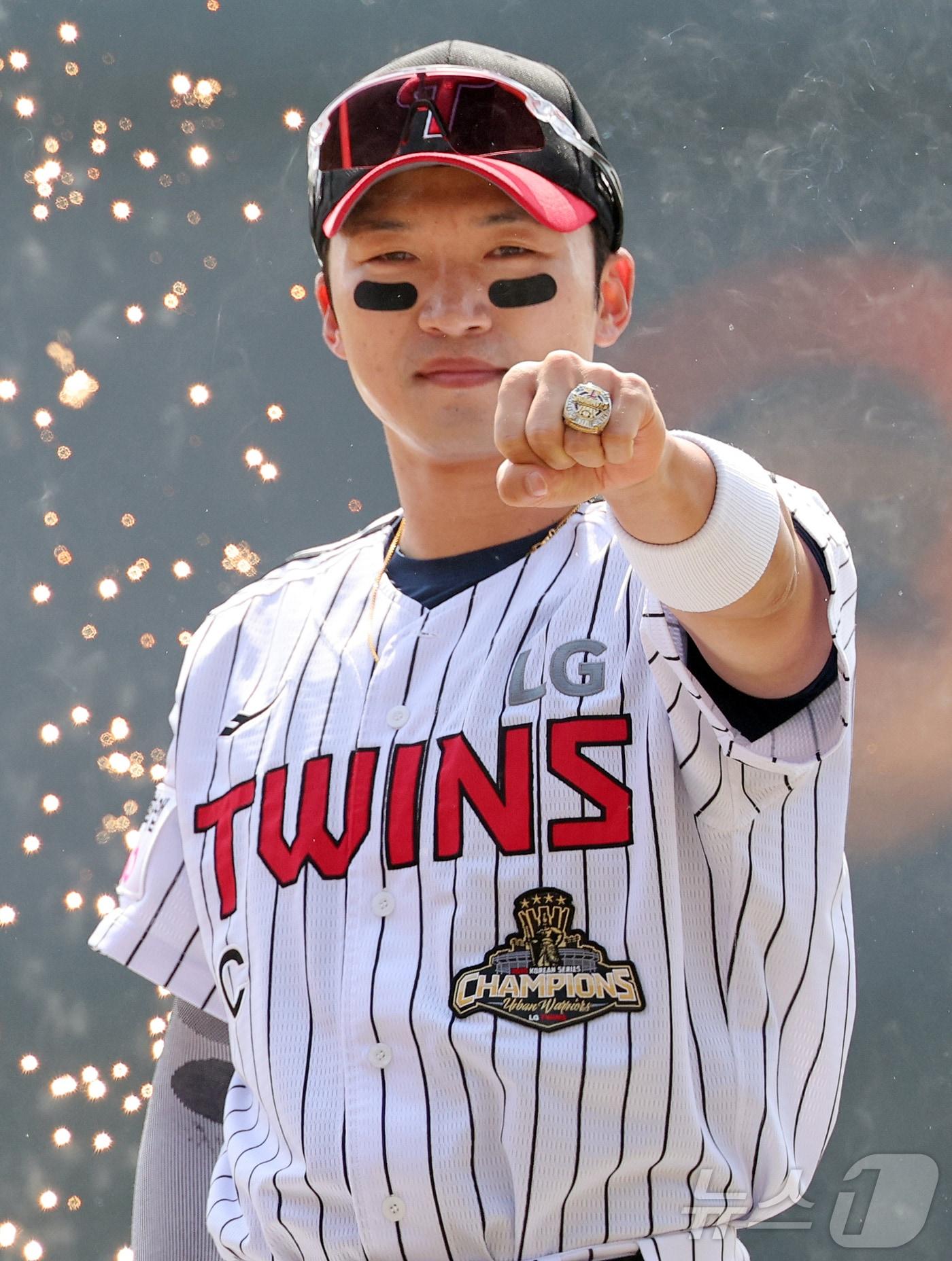 본문 이미지 - 28일 서울 송파구 잠실야구장에서 열리는 '2026 신한 SOL KBO리그' 공식 개막전 KT 위즈와 LG 트윈스의 경기를 앞두고 LG 주장 박해민이 식전 행사에서 수여 받은 우승 반지를 보여주며 포즈를 취하고 있다. 2026.3.28 ⓒ 뉴스1 김진환 기자