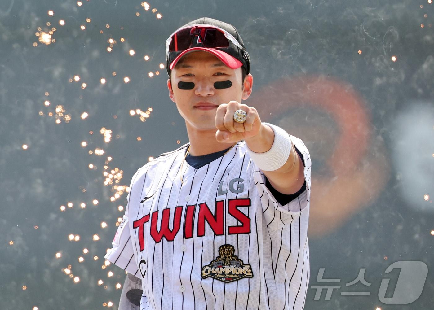 본문 이미지 - 28일 서울 송파구 잠실야구장에서 열리는 '2026 신한 SOL KBO리그' 공식 개막전 KT 위즈와 LG 트윈스의 경기를 앞두고 LG 주장 박해민이 식전 행사에서 수여 받은 우승 반지를 보여주며 포즈를 취하고 있다. 2026.3.28 ⓒ 뉴스1 김진환 기자