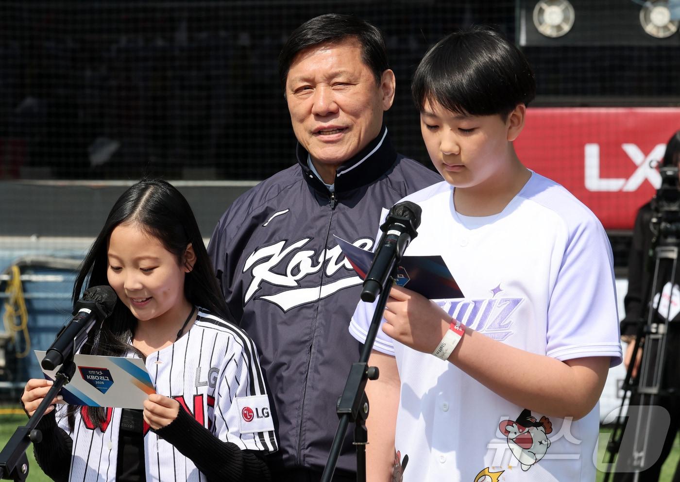 본문 이미지 - 허구연 KBO 총재(가운데). 2026.3.28 ⓒ 뉴스1 김진환 기자