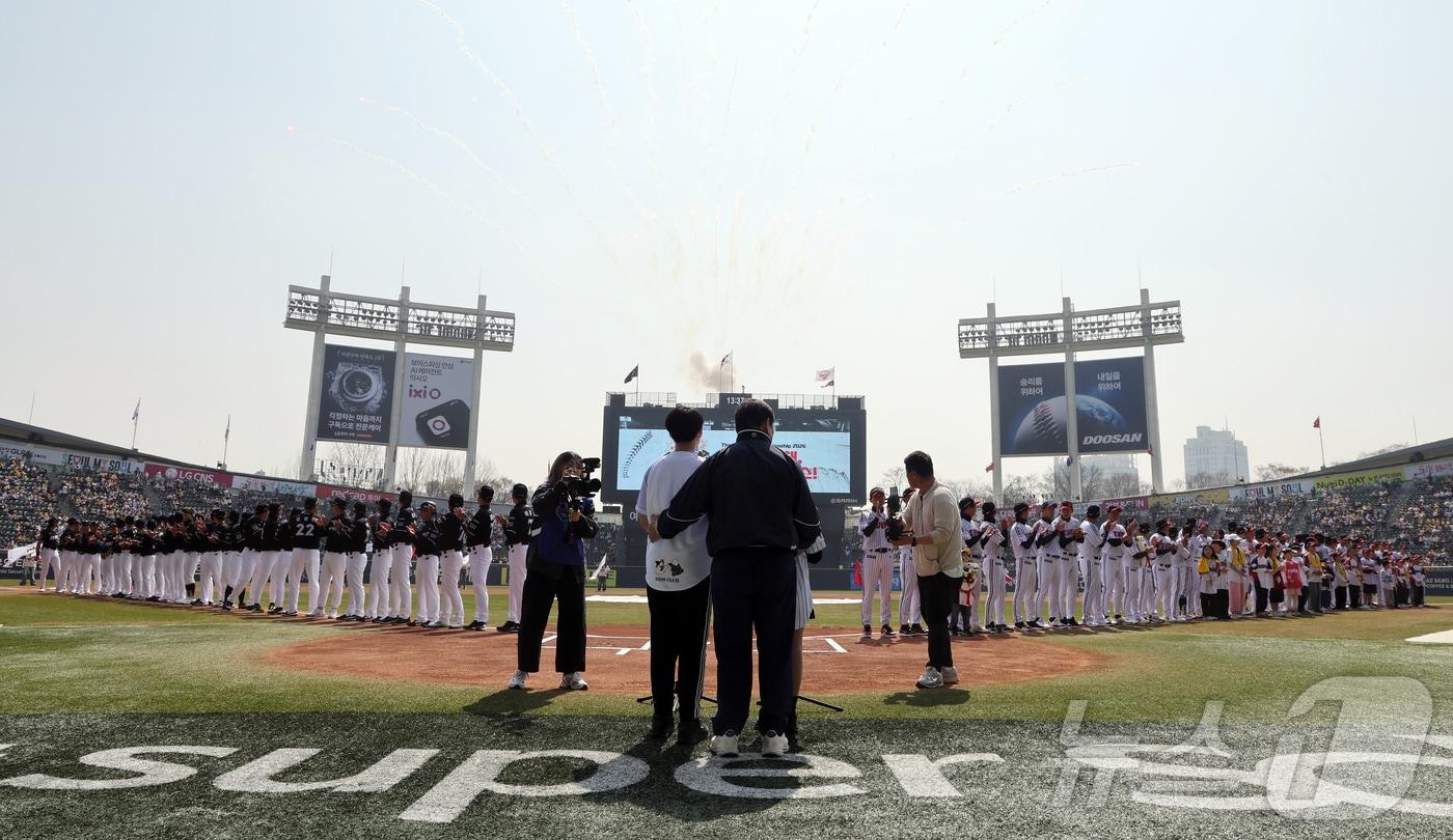 본문 이미지 - 28일 서울 송파구 잠실야구장에서 열리는 '2026 신한 SOL KBO리그' 공식 개막전 KT 위즈와 LG 트윈스의 경기를 앞두고 양 팀 어린이 팬들이 허구연 KBO 총재와 함께 개막 선언을 하고 있다. 2026.3.28 ⓒ 뉴스1 김진환 기자