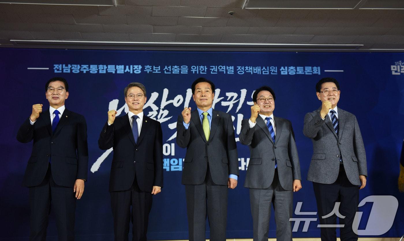 본문 이미지 - 28일 순천대학교에서 열린 더불어민주당 전남광주통합특별시장 후보 선출을 위한 권역별 정책배심원 심층토론회에서 신정훈(왼쪽부터), 민형배, 주철현, 강기정, 김영록 경선 후보가 기념촬영을 하고 있다. 2026.3.28 ⓒ 뉴스1 김성준 기자