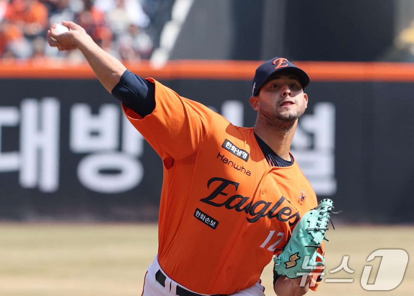 본문 이미지 - 28일 대전 한화생명볼파크에서 열린 2026 신한 SOL뱅크 KBO 리그 키움 히어로즈와 한화 이글스 정규시즌 개막전에서 한화 선발 투수 에르난데스가 역투하고 있다. 2026.3.28 ⓒ 뉴스1 김기태 기자