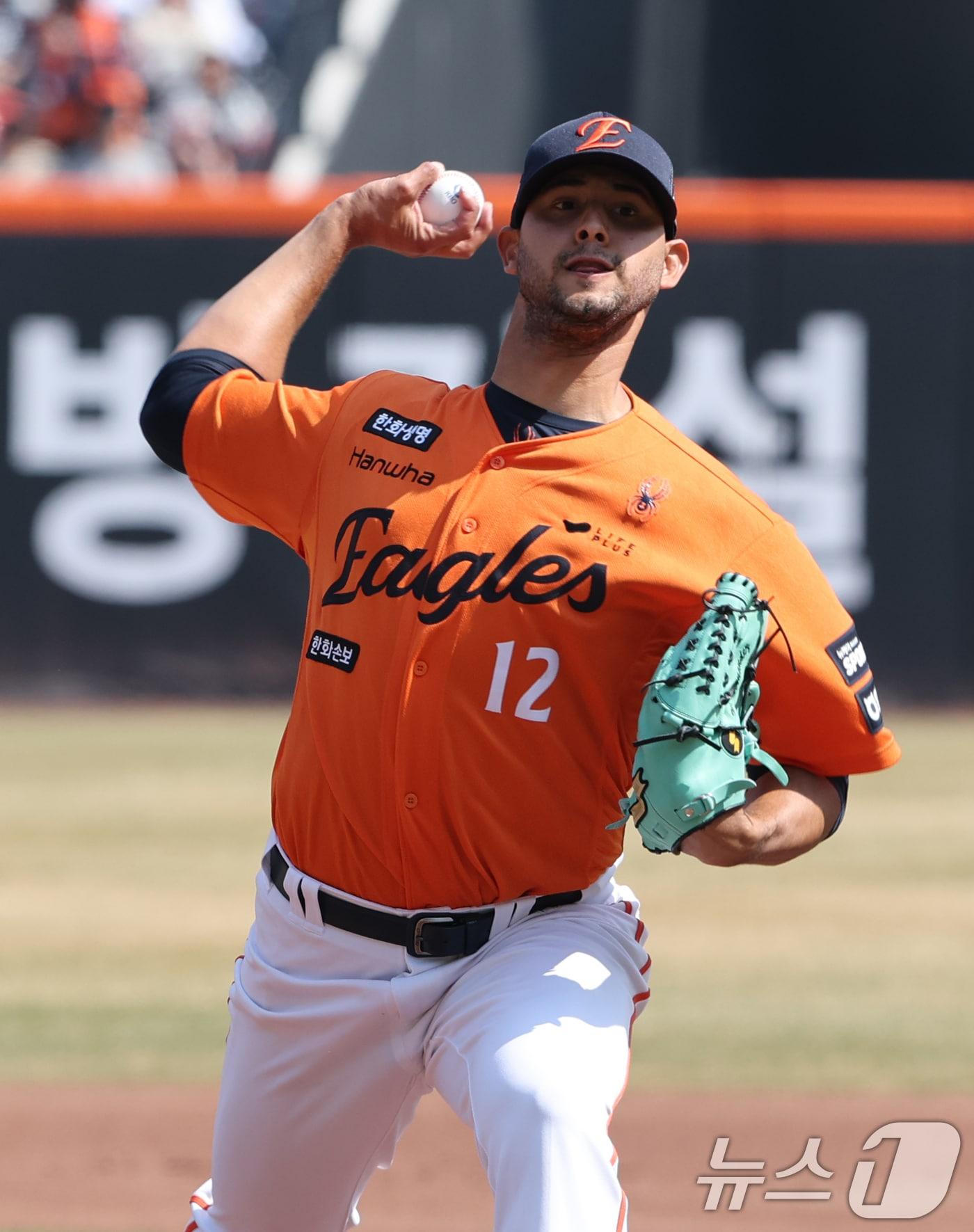 본문 이미지 - 28일 대전 한화생명볼파크에서 열린 2026 신한 SOL뱅크 KBO 리그 키움 히어로즈와 한화 이글스 정규시즌 개막전에서 한화 선발 투수 에르난데스가 역투하고 있다. 2026.3.28 ⓒ 뉴스1 김기태 기자