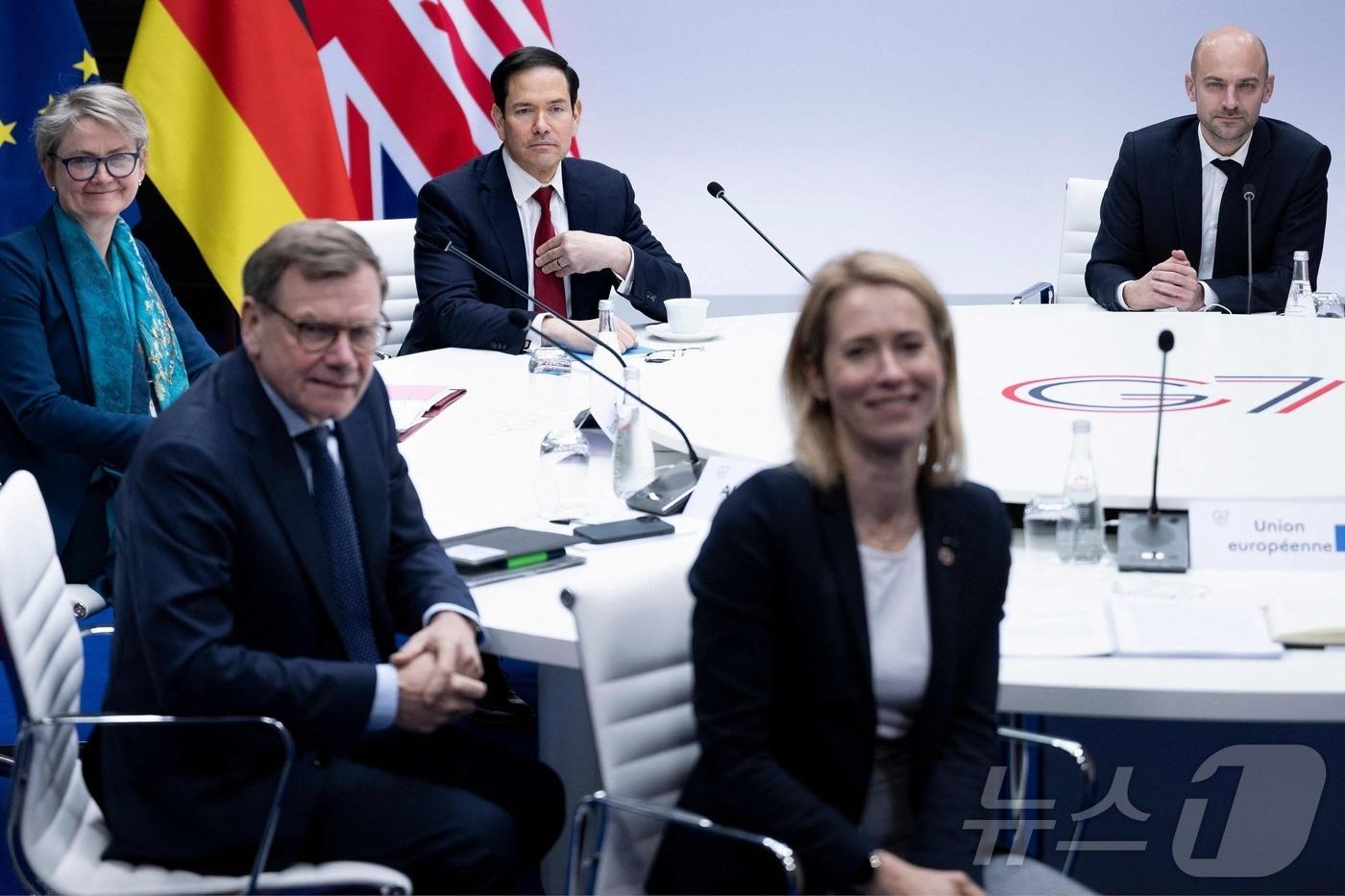 본문 이미지 - 27일(현지시간) 프랑스 파리 근교 세르네라빌에서 열린 주요 7개국(G7) 외무장관 및 파트너국 회의에서 마코 루비오 미국 국무장관(오른쪽에서 세번째)과 카야 칼라스 유럽연합(EU) 외교안보 고위대표(오른쪽에서 두번째) 등이 기념촬영을 하고 있다. 2026.03.27 ⓒ AFP=뉴스1