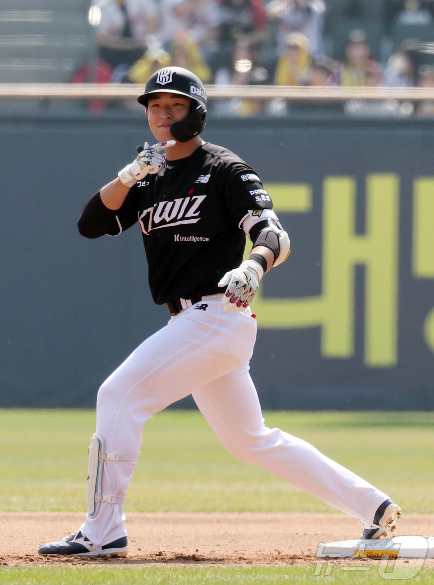 본문 이미지 - 28일 서울 송파구 잠실야구장에서 열린 '2026 신한 SOL KBO리그' 공식 개막전 KT 위즈와 LG 트윈스의 경기, KT 이강민이 1회초 2사 1,2루 상황 싹쓸이 2타점 2루타를 친 뒤 환호하고 있다. 2026.3.28 ⓒ 뉴스1 김진환 기자