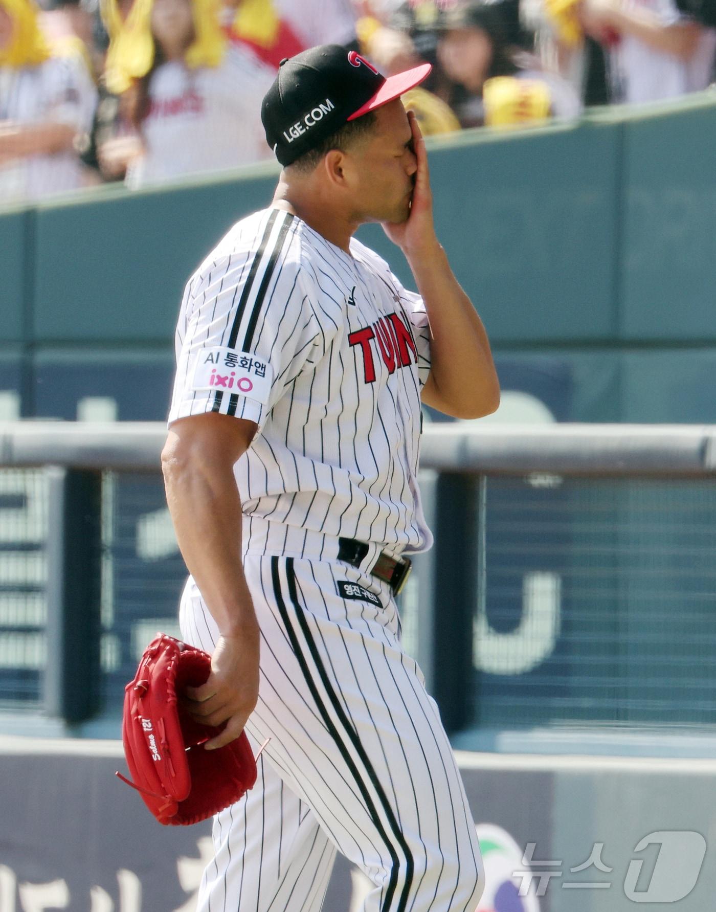 본문 이미지 - 28일 서울 송파구 잠실야구장에서 열린 '2026 신한 SOL KBO리그' 공식 개막전 KT 위즈와 LG 트윈스의 경기, LG 선발 치리노스가 1회초 이닝을 마친 뒤 더그아웃으로 향하고 있다. 2026.3.28 ⓒ 뉴스1 김진환 기자