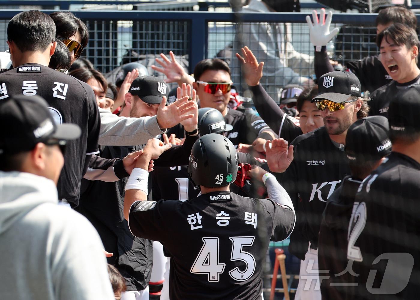 본문 이미지 - 28일 서울 송파구 잠실야구장에서 열린 '2026 신한 SOL KBO리그' 공식 개막전 KT 위즈와 LG 트윈스의 경기, KT 한승택이 1회초 2사 1,2루 상황 이강민의 싹쓸이 2타점 2루타로 득점에 성공한 뒤 동료들과 기쁨을 나누고 있다. 2026.3.28 ⓒ 뉴스1 김진환 기자