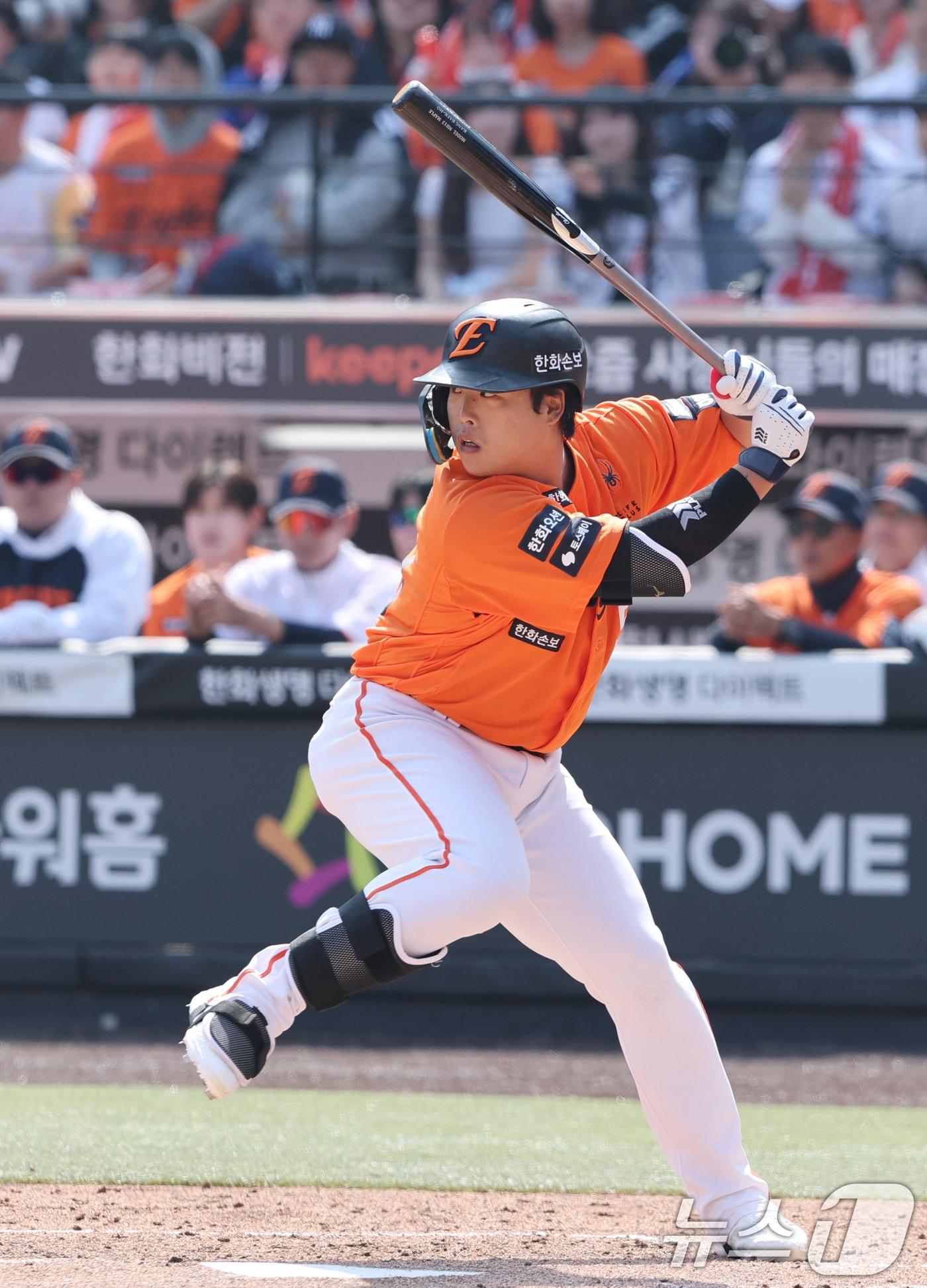 본문 이미지 - 28일 대전 한화생명볼파크에서 열린 2026 신한 SOL뱅크 KBO 리그 키움 히어로즈와 한화 이글스 정규시즌 개막전에서 1회말 2사 2, 3루 상황, 한화 강백호가 타격을 하고 있다. 2026.3.28 ⓒ 뉴스1 김기태 기자