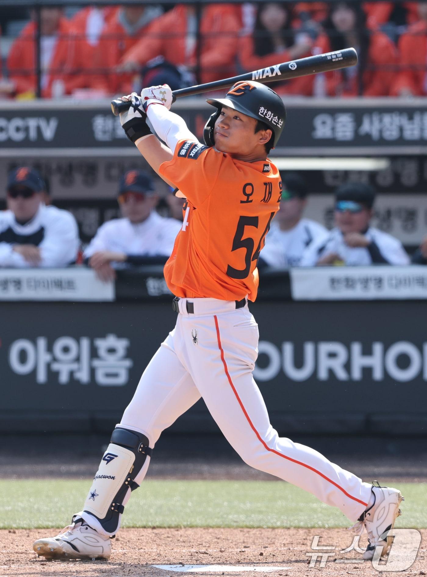 본문 이미지 - 28일 대전 한화생명볼파크에서 열린 2026 신한 SOL뱅크 KBO 리그 키움 히어로즈와 한화 이글스 정규시즌 개막전에서 3회말 1사 한화 오재원이 첫 안타를 치고 있다. 2026.3.28 ⓒ 뉴스1 김기태 기자