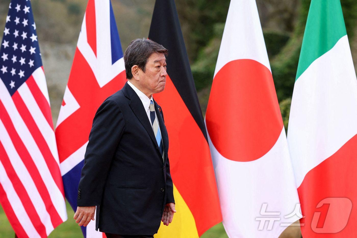 본문 이미지 - 27일(현지시간) 모테기 도시미쓰 일본 외무상이 프랑스 파리 근교 세르네라빌에서 열린 주요 7개국(G7) 외교장관 회의장에 도착하고 있다. 2026.03.27 ⓒ AFP=뉴스1