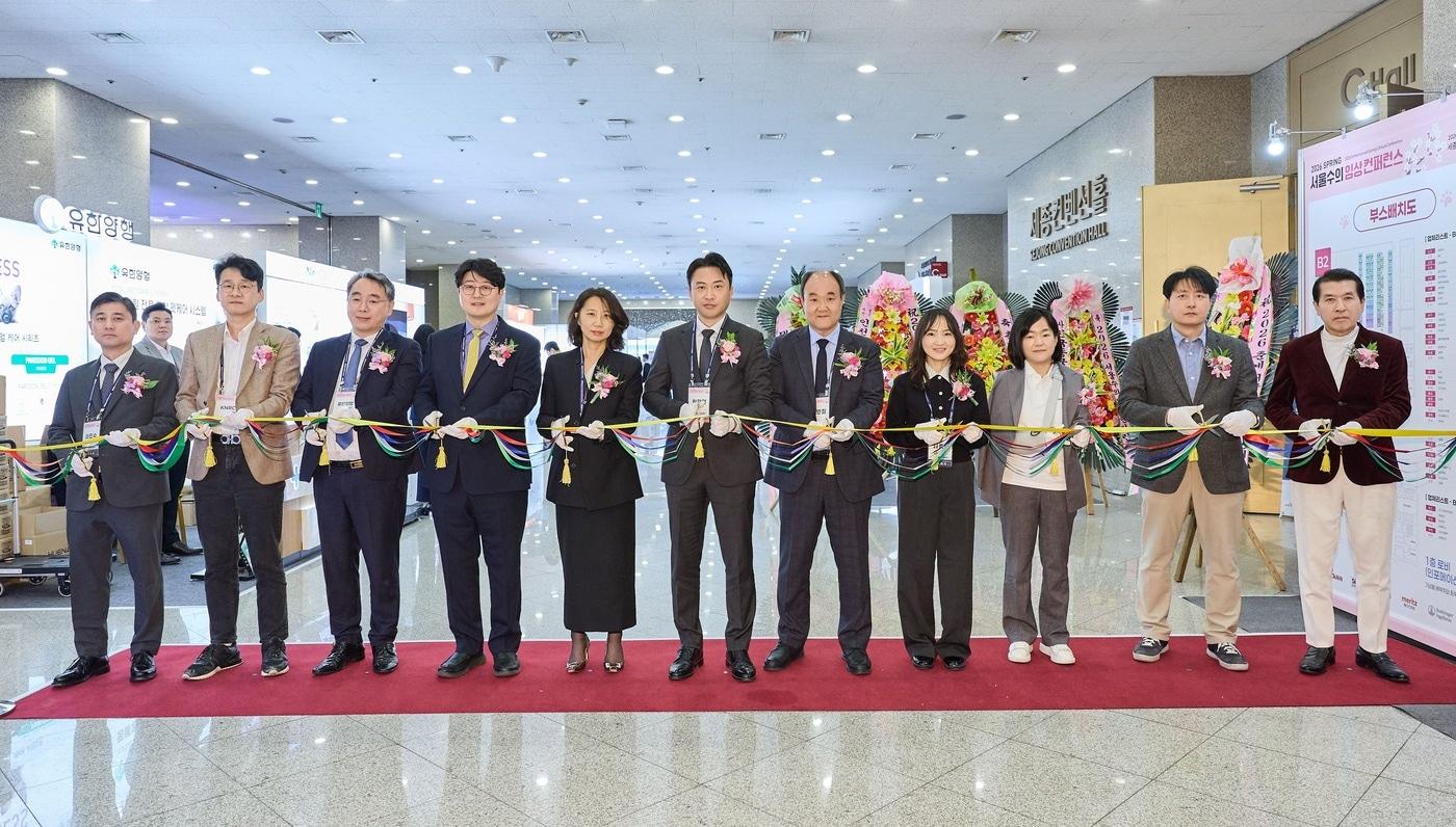 본문 이미지 - 서울시수의사회가 주최하는 2026 춘계 서울수의임상컨퍼런스(서울수의임상콘퍼런스) 관계자들이 개막식에서 테이프 커팅식을 진행하고 있다(수의사회 제공). ⓒ 뉴스1