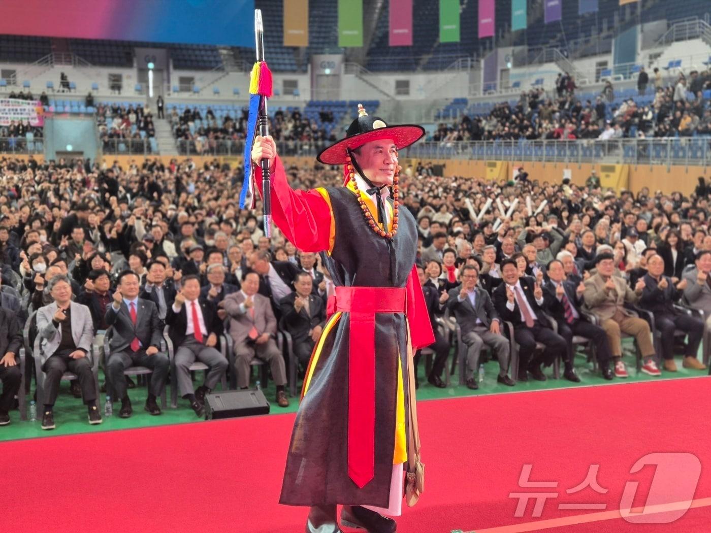 본문 이미지 - 28일 오후 강원 강릉아레나에서 열린 강원도정 보고회 강릉권역 행사에 강원도관찰사 복장을 한 김진태 지사가 포즈를 취해보이고 있다. 2026.3.28 ⓒ 뉴스1 윤왕근 기자