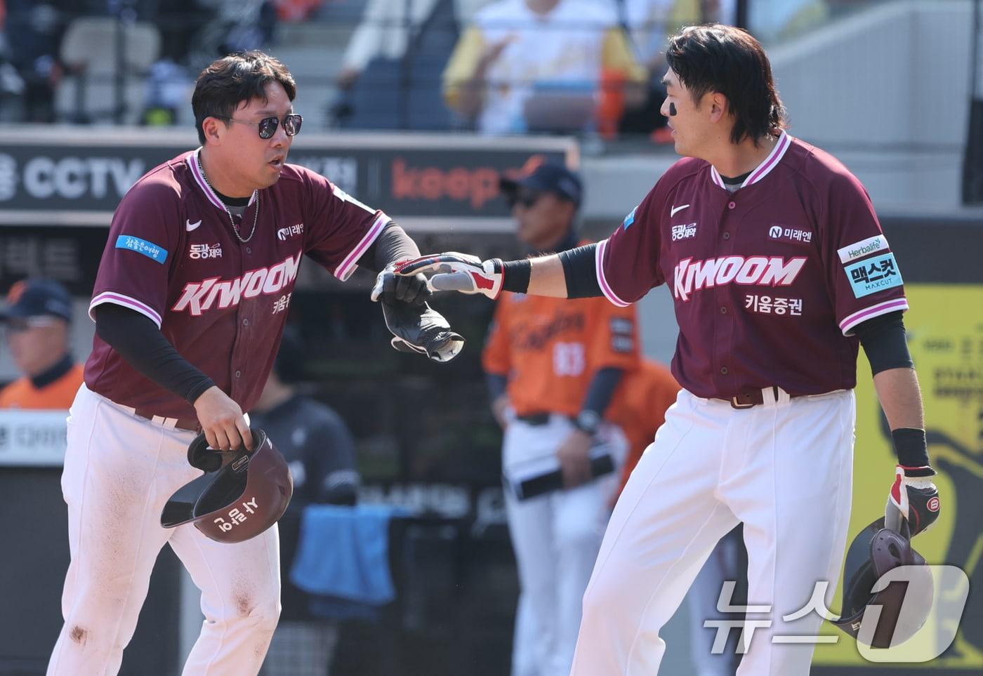 본문 이미지 - 28일 대전 한화생명볼파크에서 열린 2026 신한 SOL뱅크 KBO 리그 키움 히어로즈와 한화 이글스 정규시즌 개막전에서 5회초 1사 만루 상황 키움 브룩스의 3타점 적시타 때 1루주자 안치홍이 홈에서 슬라이딩으로 득점하고 환호하고 있다. 2026.3.28 ⓒ 뉴스1 김기태 기자