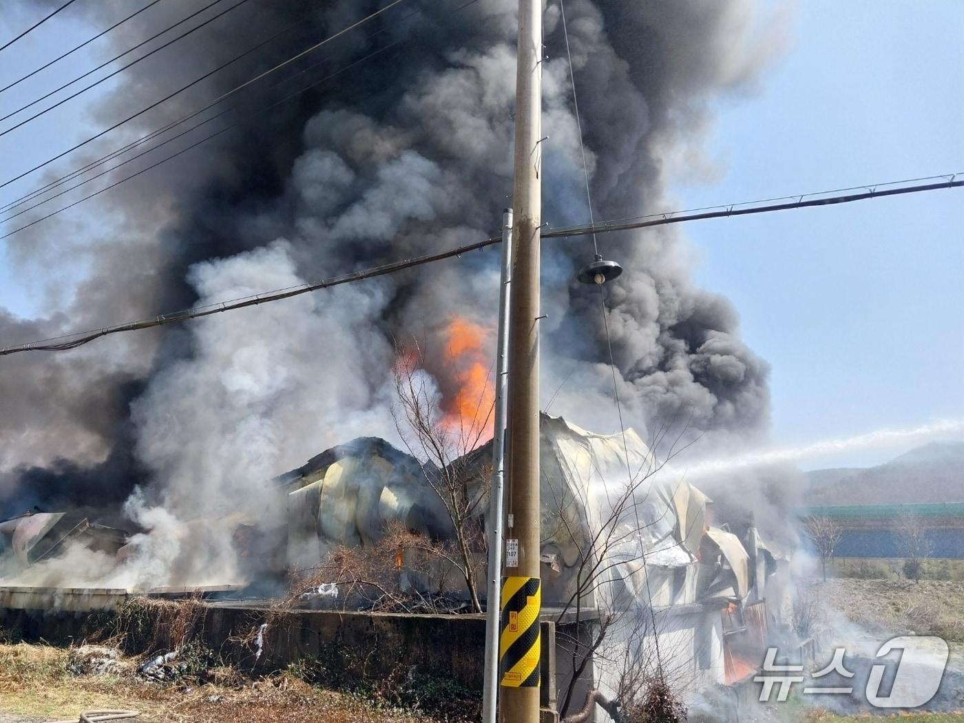 본문 이미지 - 28일 오후 12시 17분쯤 경남 하동군 횡천면의 한 그릇 도매업체에서 화재가 발생했다. (소방 제공. 재판매 및 DB금지)