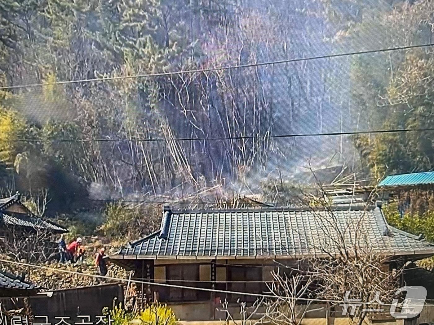 본문 이미지 - 28일 경남 의령군 자굴산 자락에서 오후 1시 48분 쯤 산불이 발생했다. (소방 제공. 재판매 및 DB금지)
